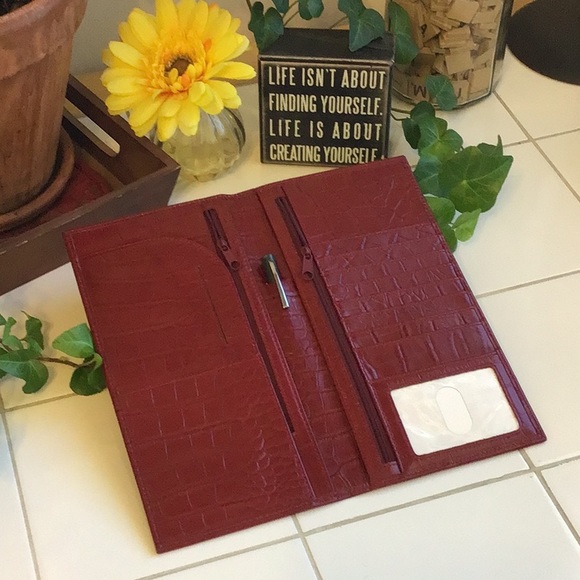 Alligator Design Travel Wallet - Picture 2 of 5